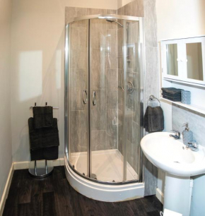 Modern 1BR Flat in Central Stoke with Free Parking - Close to Stoke Railway Station
